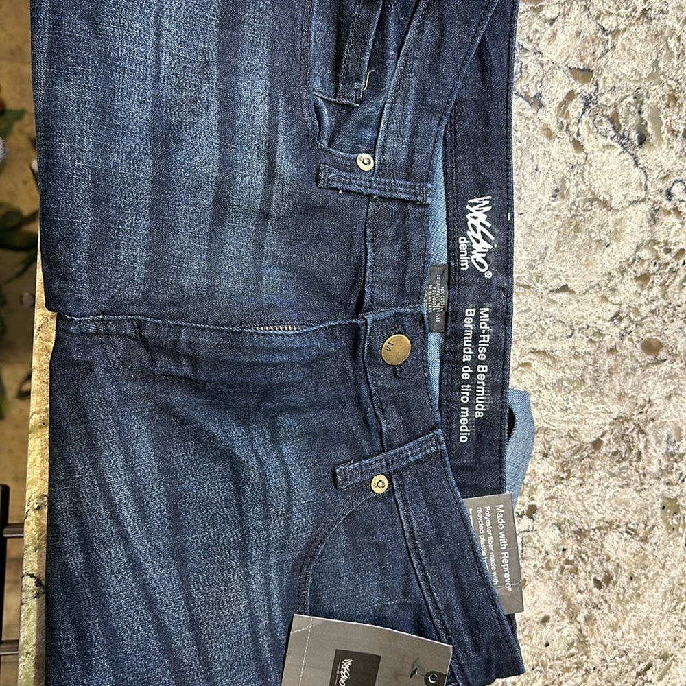 Woman’s Mis-Rise Bermuda shirts size 12